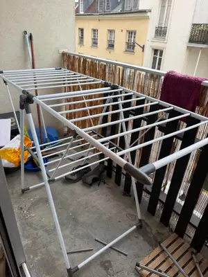 Grand étendoir à linge pliable blanc et gris