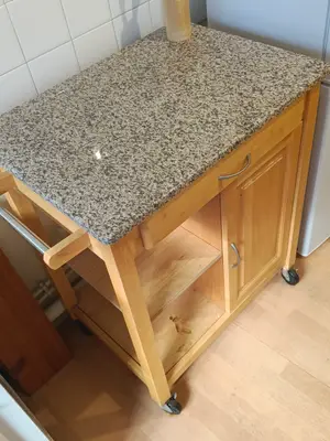 Desserte de cuisine en bois avec plateau en granit ou effet granit