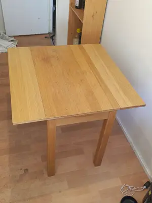 Table à manger extensible en bois avec rabats, en bon état