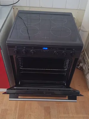 Cuisinière à induction Proline noire en très bon état (9/10)