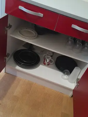 Meuble bas de cuisine rouge et gris en bon état