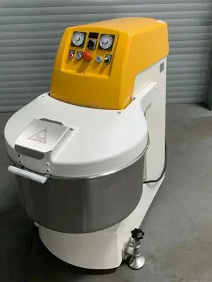 Pétrin à spirale Kemper SP 80 de 2016 avec cuve inox, capacité 80 kg