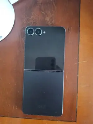 Téléphone Samsung Galaxy Z Flip7 utilisé 7 mois, en bon état - Miniature 3