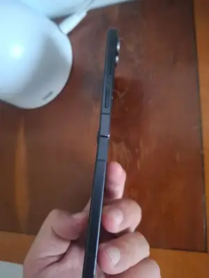 Téléphone Samsung Galaxy Z Flip7 utilisé 7 mois, en bon état