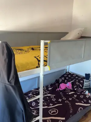 Lit en étage avec matelas IKEA en bon état, moins d’un an
