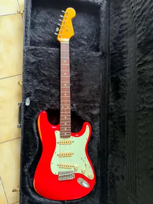 Fender American Vintage ’62 Stratocaster Reissue USA 2000 Fiesta Red, documents d’origine - Miniature 3