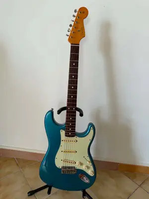 Guitare Fender Stratocaster mexicaine 2007/2008 bleu métallisé avec étui