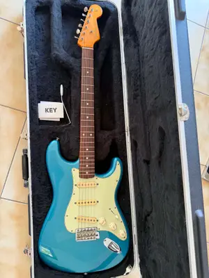 Guitare Fender Stratocaster mexicaine 2007/2008 bleu métallisé avec étui - Miniature 4