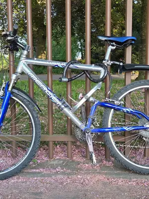 Vélo en bon état avec antivol