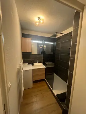 T2 meublé de 40,89 m² avec balcon et parking à Neuville-sur-Saône - Miniature 3