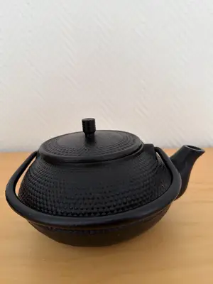 Théière japonaise en fonte noire Tetsubin Arare - Miniature 2