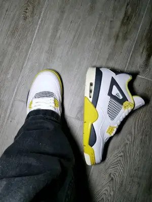 Jordan 4 Tour Yellow blanc, jaune et noir avec boîte, très bon état - Miniature 5