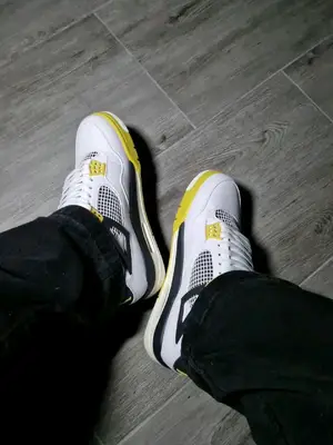 Jordan 4 Tour Yellow blanc, jaune et noir avec boîte, très bon état - Miniature 4