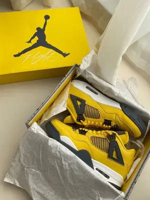 Baskets Air Jordan 4 jaunes et noires en très bon état avec boîte Jordan - Miniature 2