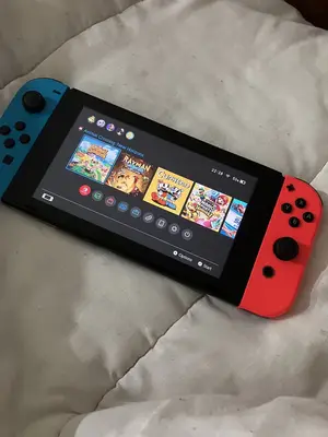 Nintendo Switch OLED blanche en bon état avec Joy-Con, dock et boîte - Miniature 3