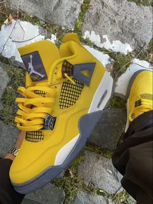 Baskets Air Jordan 4 jaunes et noires en très bon état avec boîte Jordan - Miniature 5