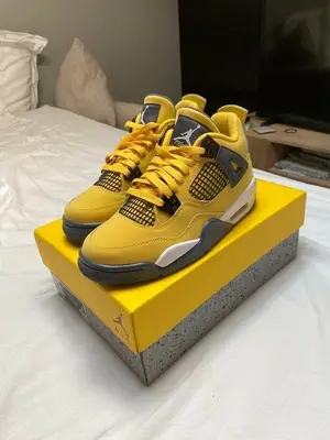 Baskets Air Jordan 4 jaunes et noires en très bon état avec boîte Jordan - Miniature 4