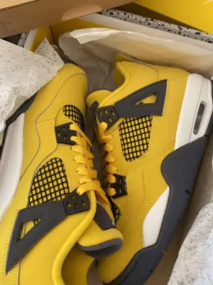 Baskets Air Jordan 4 jaunes et noires en très bon état avec boîte Jordan - Miniature 3