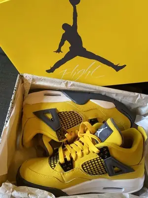 Baskets Air Jordan 4 jaunes et noires en très bon état avec boîte Jordan