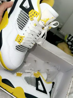 Jordan 4 Tour Yellow blanc, jaune et noir avec boîte, très bon état