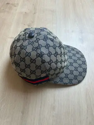 Article Gucci classique gris en très bon état, vendu avec boîte et sachet - Miniature 2