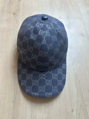 Modèle Gucci Dubai bleu, très peu porté, en très bon état