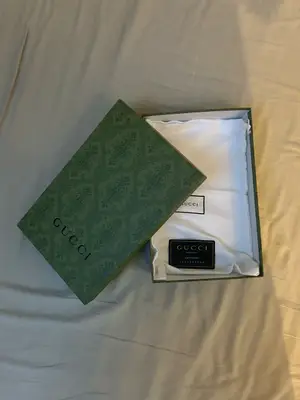Article Gucci classique gris en très bon état, vendu avec boîte et sachet - Miniature 5