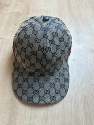 Article Gucci classique gris en très bon état, vendu avec boîte et sachet