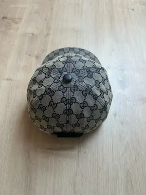 Article Gucci classique gris en très bon état, vendu avec boîte et sachet - Miniature 3