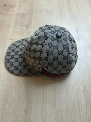 Article Gucci classique gris en très bon état, vendu avec boîte et sachet - Miniature 4