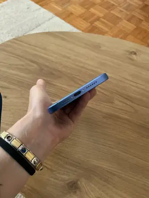 iPhone 16 Plus 128 Go outre-mer en excellent état avec boîte et câble - Miniature 3