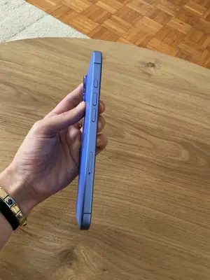 iPhone 16 Plus 128 Go outre-mer en excellent état avec boîte et câble - Miniature 4