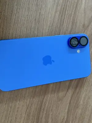 iPhone 16 Plus 128 Go outre-mer en excellent état avec boîte et câble - Miniature 5