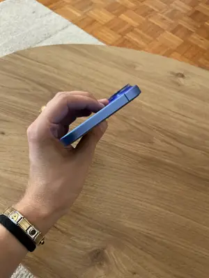 iPhone 16 Plus 128 Go outre-mer en excellent état avec boîte et câble - Miniature 2