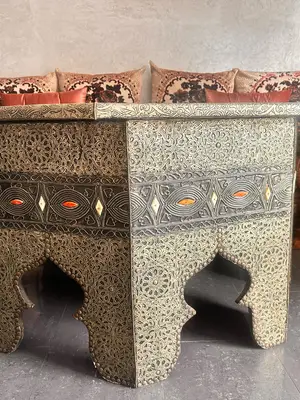 Table d’appoint octogonale artisanale du Maroc, plateau en verre et détails métalliques - Miniature 4