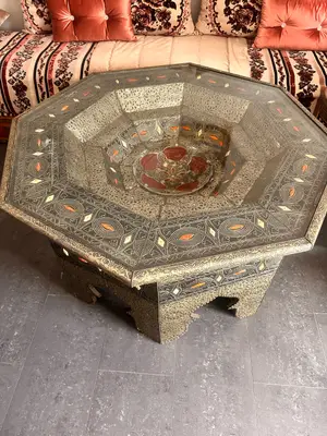 Table d’appoint octogonale artisanale du Maroc, plateau en verre et détails métalliques - Miniature 3