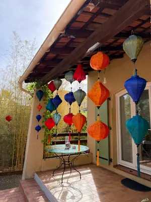Lanternes artisanales vietnamiennes en bambou et soie, plusieurs tailles et couleurs