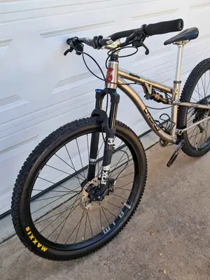 Vélo en bon état - Miniature 2