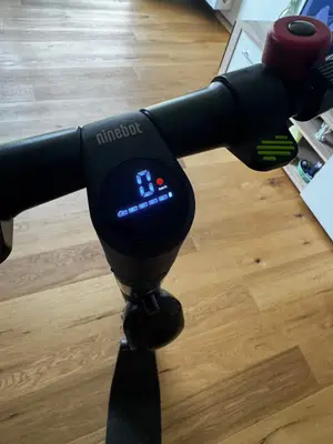 Trottinette électrique neuve 350 W, batterie 36 V 10,4 Ah, chargeur inclus - Miniature 4