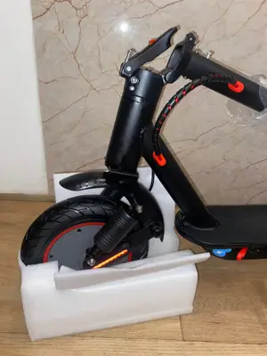 Trottinette électrique neuve 350 W, batterie 36 V 10,4 Ah, chargeur inclus