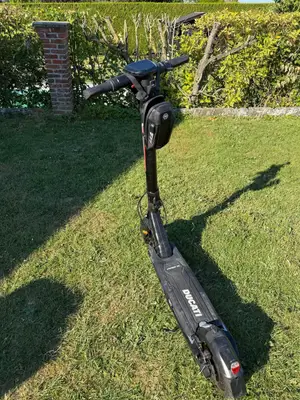 Trottinette électrique Ducati Pro 3 avec chargeur, clé et sacoche - Miniature 4