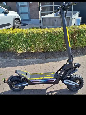 Trottinette électrique 1200 W modèle 2026, autonomie env. 60 km