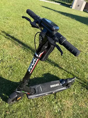 Trottinette électrique Ducati Pro 3 avec chargeur, clé et sacoche - Miniature 2