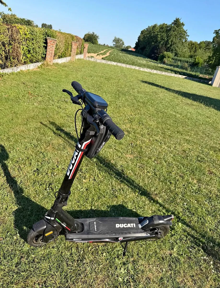 Trottinette électrique Ducati Pro 3 avec chargeur, clé et sacoche - Photo 1