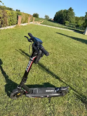 Trottinette électrique Ducati Pro 3 avec chargeur, clé et sacoche