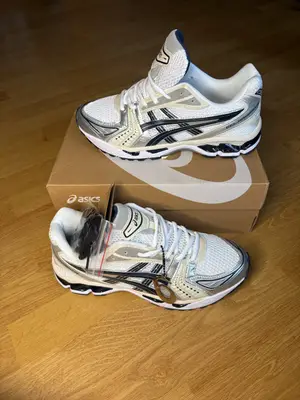 Asics Gel-Kayano 14 White/Silver/Black Taille 44 Neuf - Miniature 4