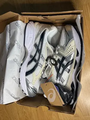 Asics Gel-Kayano 14 White/Silver/Black Taille 44 Neuf - Miniature 5