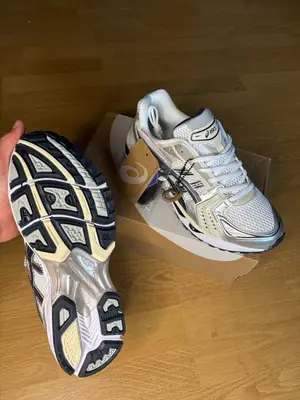 Asics Gel-Kayano 14 White/Silver/Black Taille 44 Neuf - Miniature 2
