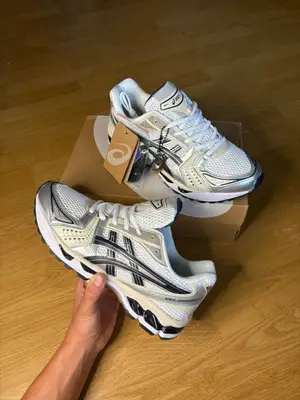 Asics Gel-Kayano 14 White/Silver/Black Taille 44 Neuf