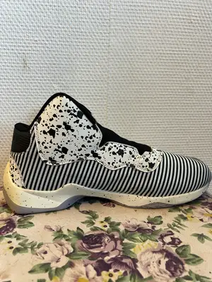 Paire de baskets blanches et noires à motif tacheté - Miniature 2